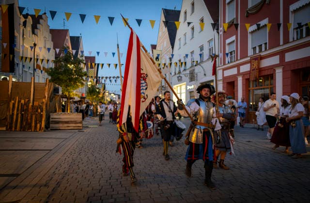 26.06.2026, Frundsbergfest Mindelheim 2026, ein bekanntes Historisches-Fest im Unterallgäu mit tausenden Mitwirkenden. Die Kreisstadt Mindelheim kehrt für eine Woche ins Mittelalter zurück und feiert ihre historische Geschichte. Am ersten Freitag ist Stimmungsvolles Altstadtfest und Lagerleben in den Gassen und Strassen der Innenstadt angesagt. 26.06.2026, Frundsbergfest Mindelheim 2026 26.06.2026, Frundsbergfest Mindelheim 2026 *** June 26, 2026, Frundsbergfest Mindelheim 2026, a well-known historical festival in the Unterallgäu region with thousands of participants. The county seat of Mindelheim returns to the Middle Ages for a week to celebrate its rich history. On the first Friday, visitors can enjoy an atmospheric Old Town festiv