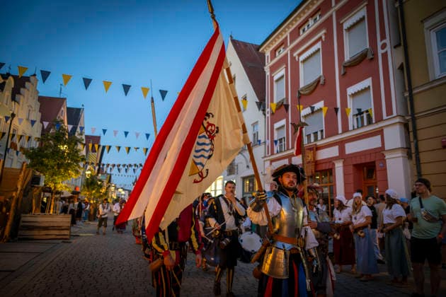 26.06.2026, Frundsbergfest Mindelheim 2026, ein bekanntes Historisches-Fest im Unterallgäu mit tausenden Mitwirkenden. Die Kreisstadt Mindelheim kehrt für eine Woche ins Mittelalter zurück und feiert ihre historische Geschichte. Am ersten Freitag ist Stimmungsvolles Altstadtfest und Lagerleben in den Gassen und Strassen der Innenstadt angesagt. 26.06.2026, Frundsbergfest Mindelheim 2026 26.06.2026, Frundsbergfest Mindelheim 2026 *** June 26, 2026, Frundsbergfest Mindelheim 2026, a well-known historical festival in the Unterallgäu region with thousands of participants. The county seat of Mindelheim returns to the Middle Ages for a week to celebrate its rich history. On the first Friday, visitors can enjoy an atmospheric Old Town festiv