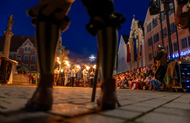 26.06.2026, Frundsbergfest Mindelheim 2026, ein bekanntes Historisches-Fest im Unterallgäu mit tausenden Mitwirkenden. Die Kreisstadt Mindelheim kehrt für eine Woche ins Mittelalter zurück und feiert ihre historische Geschichte. Am ersten Freitag ist Stimmungsvolles Altstadtfest und Lagerleben in den Gassen und Strassen der Innenstadt angesagt. Feuershow am Marienplatz. 26.06.2026, Frundsbergfest Mindelheim 2026 26.06.2026, Frundsbergfest Mindelheim 2026 *** June 26, 2026, Frundsbergfest Mindelheim 2026, a well-known historical festival in the Unterallgäu region with thousands of participants. The district town of Mindelheim returns to the Middle Ages for a week to celebrate its rich history. On the first Friday, visitors can enjoy a