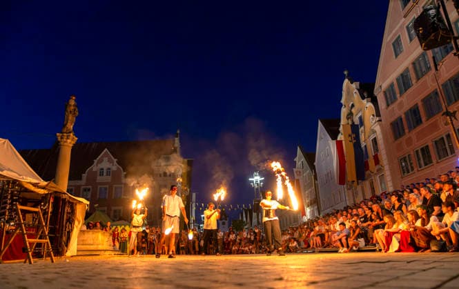 26.06.2026, Frundsbergfest Mindelheim 2026, ein bekanntes Historisches-Fest im Unterallgäu mit tausenden Mitwirkenden. Die Kreisstadt Mindelheim kehrt für eine Woche ins Mittelalter zurück und feiert ihre historische Geschichte. Am ersten Freitag ist Stimmungsvolles Altstadtfest und Lagerleben in den Gassen und Strassen der Innenstadt angesagt. Feuershow am Marienplatz. 26.06.2026, Frundsbergfest Mindelheim 2026 26.06.2026, Frundsbergfest Mindelheim 2026 *** June 26, 2026, Frundsbergfest Mindelheim 2026, a well-known historical festival in the Unterallgäu region with thousands of participants. The district town of Mindelheim returns to the Middle Ages for a week to celebrate its rich history. On the first Friday, visitors can enjoy a