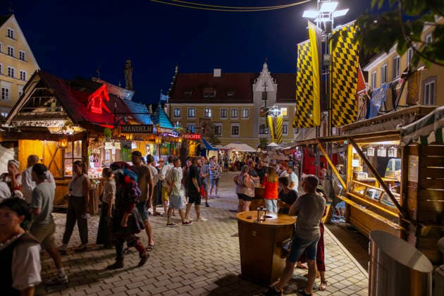 26.06.2026, Frundsbergfest Mindelheim 2026, ein bekanntes Historisches-Fest im Unterallgäu mit tausenden Mitwirkenden. Die Kreisstadt Mindelheim kehrt für eine Woche ins Mittelalter zurück und feiert ihre historische Geschichte. Am ersten Freitag ist Stimmungsvolles Altstadtfest und Lagerleben in den Gassen und Strassen der Innenstadt angesagt. 26.06.2026, Frundsbergfest Mindelheim 2026 26.06.2026, Frundsbergfest Mindelheim 2026 *** June 26, 2026, Frundsbergfest Mindelheim 2026, a well-known historical festival in the Unterallgäu region with thousands of participants. The county seat of Mindelheim returns to the Middle Ages for a week to celebrate its rich history. On the first Friday, visitors can enjoy an atmospheric Old Town festiv