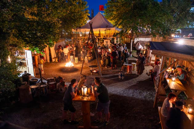 26.06.2026, Frundsbergfest Mindelheim 2026, ein bekanntes Historisches-Fest im Unterallgäu mit tausenden Mitwirkenden. Die Kreisstadt Mindelheim kehrt für eine Woche ins Mittelalter zurück und feiert ihre historische Geschichte. Am ersten Freitag ist Stimmungsvolles Altstadtfest und Lagerleben in den Gassen und Strassen der Innenstadt angesagt. 26.06.2026, Frundsbergfest Mindelheim 2026 26.06.2026, Frundsbergfest Mindelheim 2026 *** June 26, 2026, Frundsbergfest Mindelheim 2026, a well-known historical festival in the Unterallgäu region with thousands of participants. The county seat of Mindelheim returns to the Middle Ages for a week to celebrate its rich history. On the first Friday, visitors can enjoy an atmospheric Old Town festiv
