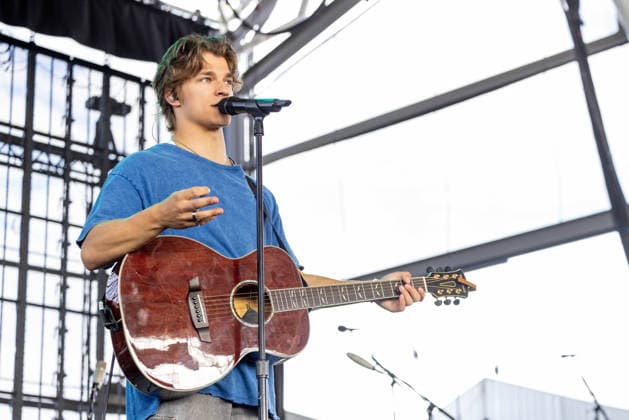 June 26, 2026, Milwaukee, Wisconsin, U.S: Musician ALEX SAMPSON during the Summerfest Music Festival in Milwaukee, Wisconsin Milwaukee U.S  - ZUMAs135 20260626_zap_s135_018 Copyright: xDanielxDeSloverx