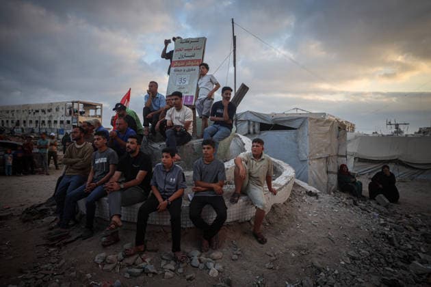 Palestinians watch the Iran-Egypt match on giant screens set up amid the rubble GAZA CITY, GAZA, PALESTINE - JUNE 27: Palestinians holding flags gather to watch the 2026 FIFA World Cup First Stage Group G match between Egypt and Iran on a giant screen set up among the rubble of destroyed buildings despite Israel s ongoing attacks in Gaza City, Gaza, Palestine, on June 27, 2026. Abdalhkem Abu Riash Anadolu Gaza City Gaza. Editorial use only. Please get in touch for any other usage.  Copyright: x2026xAnadoluxAbdalhkemxAbuxRiashx
