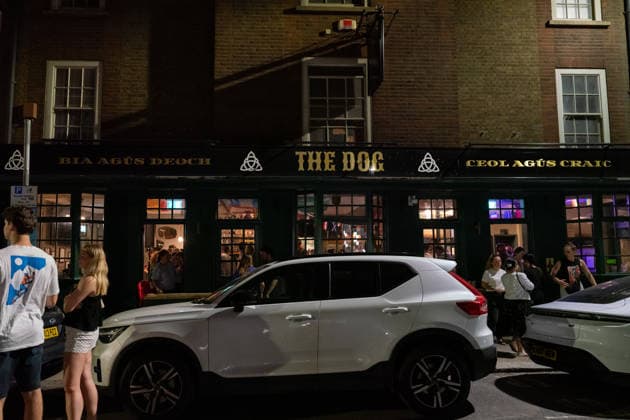 The Script performance surprise gig at The Dog pub in London, UK - 26 Jun 2026 View of outside the pub as crowds over spilled to the pavements where Danny O Donoghue is performing live with his band The Script in a pub in London. Irish band The Script fronted by Danny O Donoghue played a durpeise pop up gig in a pub The Dog formally known as The Dog and Truck in Whitechapel London after playing London Stadium supporting Take That on their tour. London United Kingdom Copyright: xBonniexBritainx xSOPAxImagesx SDA02570