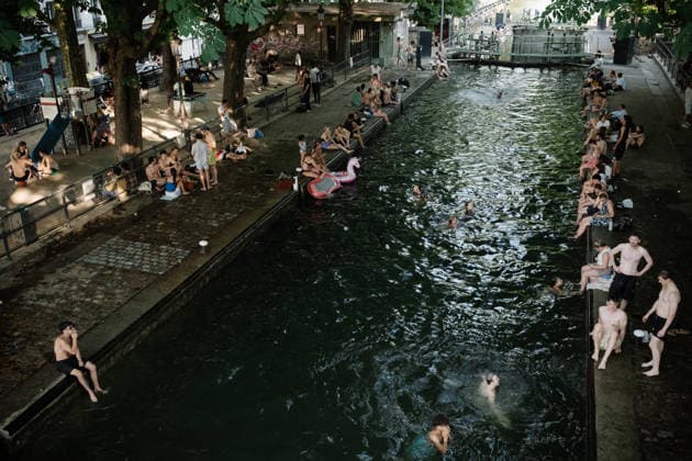 Parisians Swim In The Canal Saint-Martin To Escape The Heatwave Swimmers enjoy the cool water in the lock basin of the Canal Saint-Martin in Paris, France, on June 26, 2026, as Parisians take a dip to cool off during a heatwave that has placed the capital under a red alert. Paris France  Copyright: xSamuelxBoivinx originalFilename: boivin-notitle260626_npJWZ.jpg