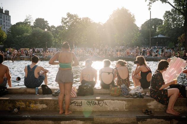 Parisians Swim In The Canal Saint-Martin To Escape The Heatwave A group of young people sits along the banks of the Canal Saint-Martin in Paris, France, on June 26, 2026, as Parisians swim to cool off during a heatwave that has placed the capital under a red alert. Paris France  Copyright: xSamuelxBoivinx originalFilename: boivin-notitle260626_npbJm.jpg