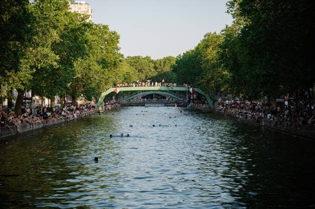 Parisians Swim In The Canal Saint-Martin To Escape The Heatwave A view of the crowded Canal Saint-Martin, with a multitude of swimmers in the water and on the banks in Paris, France, on June 26, 2026. Parisians swim to cool off during the heatwave that has placed the capital under a red alert. Paris France  Copyright: xSamuelxBoivinx originalFilename: boivin-notitle260626_npmhW.jpg