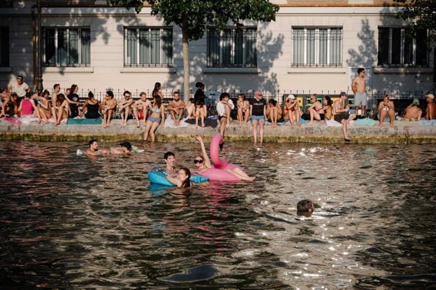 Parisians Swim In The Canal Saint-Martin To Escape The Heatwave Swimmers relax on floating rings in the Canal Saint-Martin in Paris, France, on June 26, 2026, as Parisians swim to cool off during a heatwave that has placed the capital under a red alert. Paris France  Copyright: xSamuelxBoivinx originalFilename: boivin-notitle260626_npA8F.jpg