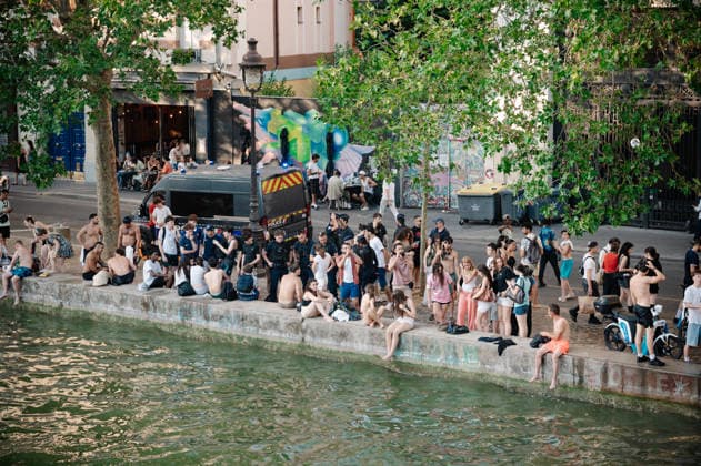 Parisians Swim In The Canal Saint-Martin To Escape The Heatwave Police officers are stationed near a van along the crowded banks of the Canal Saint-Martin and check on swimmers in Paris, France, on June 26, 2026. Parisians swim to cool off during the intense heatwave that has placed the capital under a red alert. Paris France  Copyright: xSamuelxBoivinx originalFilename: boivin-notitle260626_npfIO.jpg