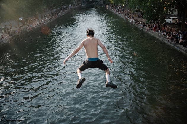 Parisians Swim In The Canal Saint-Martin To Escape The Heatwave A young man dives into the Canal Saint-Martin with his arms and legs spread out in Paris, France, on June 26, 2026, as people swim to cool off during the intense heatwave that has placed the capital under a red alert. Paris France  Copyright: xSamuelxBoivinx originalFilename: boivin-notitle260626_npqHW.jpg