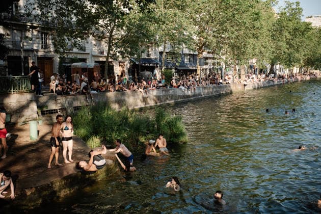 Parisians Swim In The Canal Saint-Martin To Escape The Heatwave A man performs a backflip into the Canal Saint-Martin in Paris, France, on June 26, 2026, as Parisians take a dip to cool off during a heatwave that has placed the capital under a red alert. Paris France  Copyright: xSamuelxBoivinx originalFilename: boivin-notitle260626_npIgn.jpg