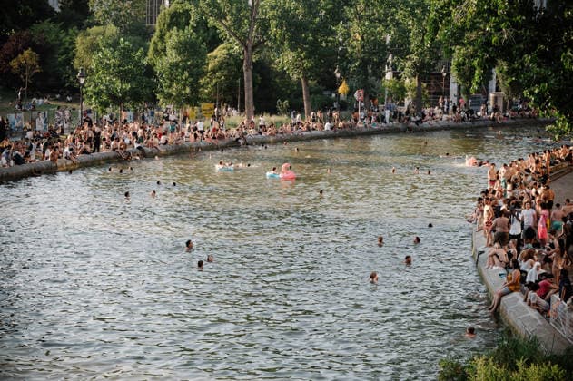 Parisians Swim In The Canal Saint-Martin To Escape The Heatwave A high-angle view shows the surface of the Canal Saint-Martin filled with swimmers and the banks packed with people in Paris, France, on June 26, 2026. Parisians swim to cool off during a heatwave that has placed the capital under a red alert. Paris France  Copyright: xSamuelxBoivinx originalFilename: boivin-notitle260626_np9tx.jpg