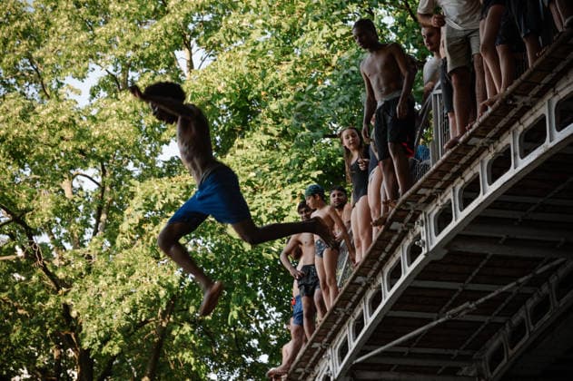 Parisians Swim In The Canal Saint-Martin To Escape The Heatwave A man jumps from a bridge over the Canal Saint-Martin in front of a large crowd gathered on the parapet in Paris, France, on June 26, 2026, as people take a dip to cool off during the intense heatwave that has placed the capital under a red alert. Paris France  Copyright: xSamuelxBoivinx originalFilename: boivin-notitle260626_npEF3.jpg
