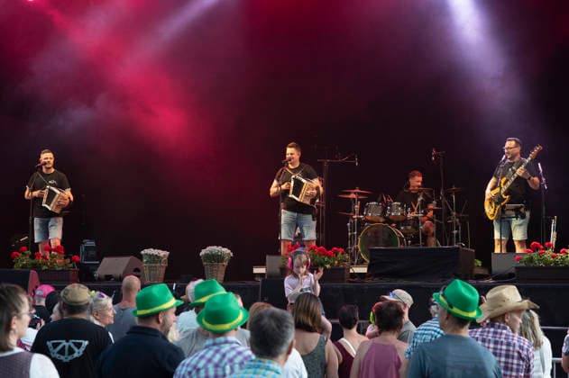 Seerugge Feger live beim Gatschiefer Volks- und Schlageropenair im Prättigau in der Open-Air-Arena am Schulhaus Bündelti. Klosters, 26.06.2026