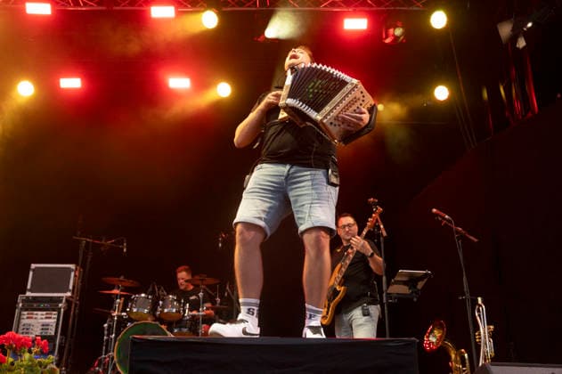 Seerugge Feger live beim Gatschiefer Volks- und Schlageropenair im Prättigau in der Open-Air-Arena am Schulhaus Bündelti. Klosters, 26.06.2026