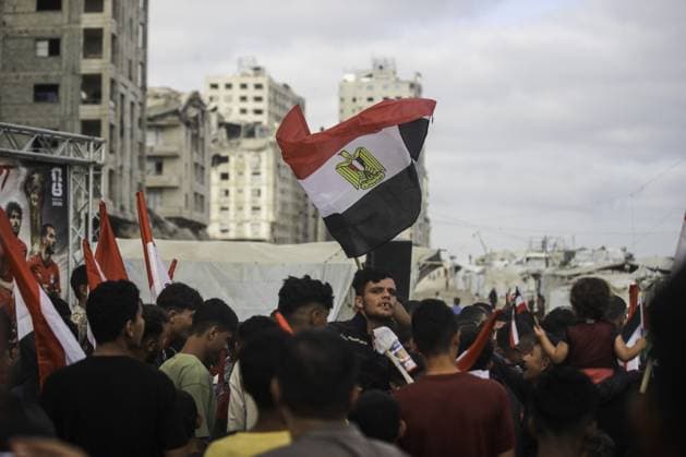 RECORD DATE NOT STATED Palestinians watch the Iran-Egypt match on giant screens set up amid the rubble Palestinians holding flags gather to watch the 2026 FIFA World Cup First Stage Group G match between Egypt and Iran on a giant screen set up among the rubble of destroyed buildings despite Israel s ongoing attacks in Gaza City. Credit: Hashem Zimmo TheNews2(Foto: Hashem Zimmo Thenews2 imago images) Palestinians watch the Iran-Egypt match on giant screens set up amid the rubble  Copyright: xHashemxZimmox