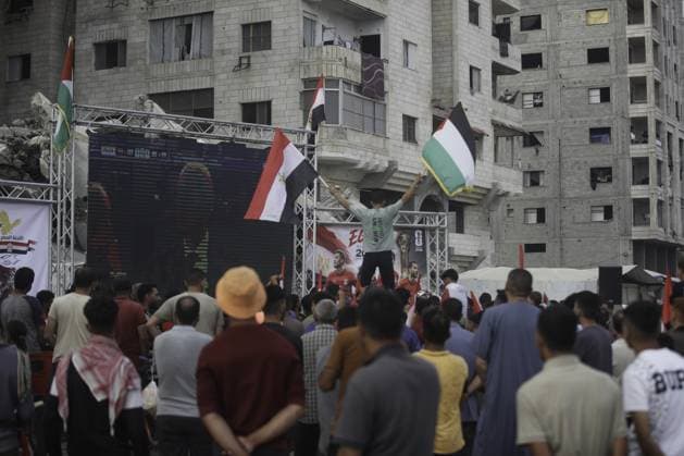 RECORD DATE NOT STATED Palestinians watch the Iran-Egypt match on giant screens set up amid the rubble Palestinians holding flags gather to watch the 2026 FIFA World Cup First Stage Group G match between Egypt and Iran on a giant screen set up among the rubble of destroyed buildings despite Israel s ongoing attacks in Gaza City. Credit: Hashem Zimmo TheNews2(Foto: Hashem Zimmo Thenews2 imago images) Palestinians watch the Iran-Egypt match on giant screens set up amid the rubble  Copyright: xHashemxZimmox