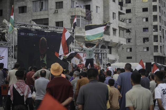 RECORD DATE NOT STATED Palestinians watch the Iran-Egypt match on giant screens set up amid the rubble Palestinians holding flags gather to watch the 2026 FIFA World Cup First Stage Group G match between Egypt and Iran on a giant screen set up among the rubble of destroyed buildings despite Israel s ongoing attacks in Gaza City. Credit: Hashem Zimmo TheNews2(Foto: Hashem Zimmo Thenews2 imago images) Palestinians watch the Iran-Egypt match on giant screens set up amid the rubble  Copyright: xHashemxZimmox