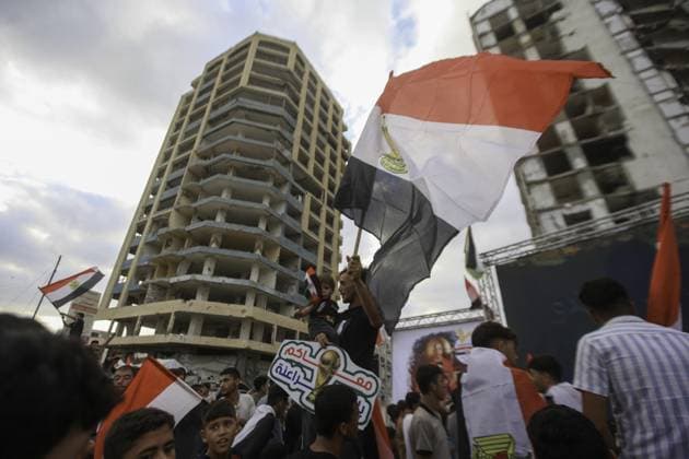 RECORD DATE NOT STATED Palestinians watch the Iran-Egypt match on giant screens set up amid the rubble Palestinians holding flags gather to watch the 2026 FIFA World Cup First Stage Group G match between Egypt and Iran on a giant screen set up among the rubble of destroyed buildings despite Israel s ongoing attacks in Gaza City. Credit: Hashem Zimmo TheNews2(Foto: Hashem Zimmo Thenews2 imago images) Palestinians watch the Iran-Egypt match on giant screens set up amid the rubble  Copyright: xHashemxZimmox