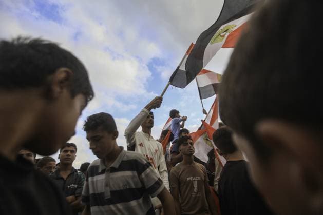 RECORD DATE NOT STATED Palestinians watch the Iran-Egypt match on giant screens set up amid the rubble Palestinians holding flags gather to watch the 2026 FIFA World Cup First Stage Group G match between Egypt and Iran on a giant screen set up among the rubble of destroyed buildings despite Israel s ongoing attacks in Gaza City. Credit: Hashem Zimmo TheNews2(Foto: Hashem Zimmo Thenews2 imago images) Palestinians watch the Iran-Egypt match on giant screens set up amid the rubble  Copyright: xHashemxZimmox