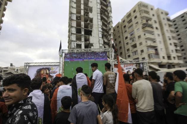 RECORD DATE NOT STATED Palestinians watch the Iran-Egypt match on giant screens set up amid the rubble Palestinians holding flags gather to watch the 2026 FIFA World Cup First Stage Group G match between Egypt and Iran on a giant screen set up among the rubble of destroyed buildings despite Israel s ongoing attacks in Gaza City. Credit: Hashem Zimmo TheNews2(Foto: Hashem Zimmo Thenews2 imago images) Palestinians watch the Iran-Egypt match on giant screens set up amid the rubble  Copyright: xHashemxZimmox
