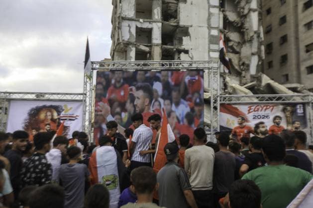 RECORD DATE NOT STATED Palestinians watch the Iran-Egypt match on giant screens set up amid the rubble Palestinians holding flags gather to watch the 2026 FIFA World Cup First Stage Group G match between Egypt and Iran on a giant screen set up among the rubble of destroyed buildings despite Israel s ongoing attacks in Gaza City. Credit: Hashem Zimmo TheNews2(Foto: Hashem Zimmo Thenews2 imago images) Palestinians watch the Iran-Egypt match on giant screens set up amid the rubble  Copyright: xHashemxZimmox