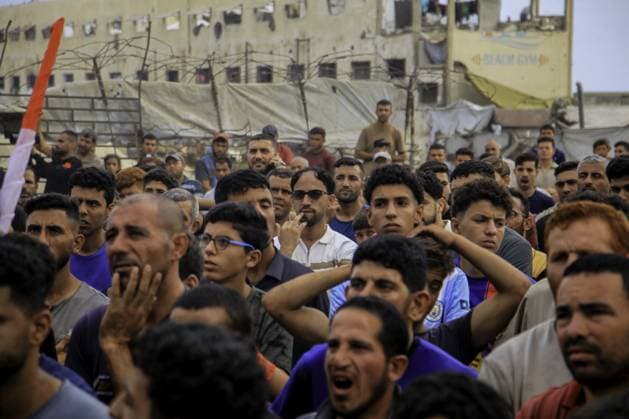 RECORD DATE NOT STATED Palestinians watch the Iran-Egypt match on giant screens set up amid the rubble Palestinians holding flags gather to watch the 2026 FIFA World Cup First Stage Group G match between Egypt and Iran on a giant screen set up among the rubble of destroyed buildings despite Israel s ongoing attacks in Gaza City. Credit: Hashem Zimmo TheNews2(Foto: Hashem Zimmo Thenews2 imago images) Palestinians watch the Iran-Egypt match on giant screens set up amid the rubble  Copyright: xHashemxZimmox