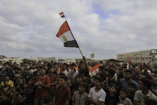RECORD DATE NOT STATED Palestinians watch the Iran-Egypt match on giant screens set up amid the rubble Palestinians holding flags gather to watch the 2026 FIFA World Cup First Stage Group G match between Egypt and Iran on a giant screen set up among the rubble of destroyed buildings despite Israel s ongoing attacks in Gaza City. Credit: Hashem Zimmo TheNews2(Foto: Hashem Zimmo Thenews2 imago images) Palestinians watch the Iran-Egypt match on giant screens set up amid the rubble  Copyright: xHashemxZimmox