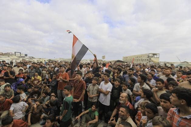 RECORD DATE NOT STATED Palestinians watch the Iran-Egypt match on giant screens set up amid the rubble Palestinians holding flags gather to watch the 2026 FIFA World Cup First Stage Group G match between Egypt and Iran on a giant screen set up among the rubble of destroyed buildings despite Israel s ongoing attacks in Gaza City. Credit: Hashem Zimmo TheNews2(Foto: Hashem Zimmo Thenews2 imago images) Palestinians watch the Iran-Egypt match on giant screens set up amid the rubble  Copyright: xHashemxZimmox