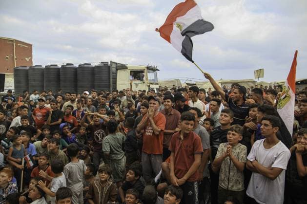 RECORD DATE NOT STATED Palestinians watch the Iran-Egypt match on giant screens set up amid the rubble Palestinians holding flags gather to watch the 2026 FIFA World Cup First Stage Group G match between Egypt and Iran on a giant screen set up among the rubble of destroyed buildings despite Israel s ongoing attacks in Gaza City. Credit: Hashem Zimmo TheNews2(Foto: Hashem Zimmo Thenews2 imago images) Palestinians watch the Iran-Egypt match on giant screens set up amid the rubble  Copyright: xHashemxZimmox