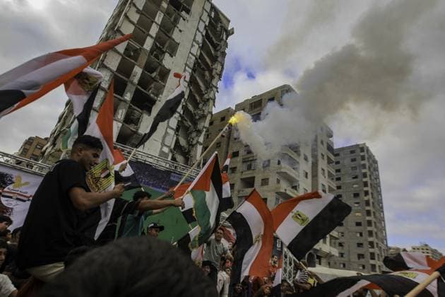 RECORD DATE NOT STATED Palestinians watch the Iran-Egypt match on giant screens set up amid the rubble Palestinians holding flags gather to watch the 2026 FIFA World Cup First Stage Group G match between Egypt and Iran on a giant screen set up among the rubble of destroyed buildings despite Israel s ongoing attacks in Gaza City. Credit: Hashem Zimmo TheNews2(Foto: Hashem Zimmo Thenews2 imago images) Palestinians watch the Iran-Egypt match on giant screens set up amid the rubble  Copyright: xHashemxZimmox