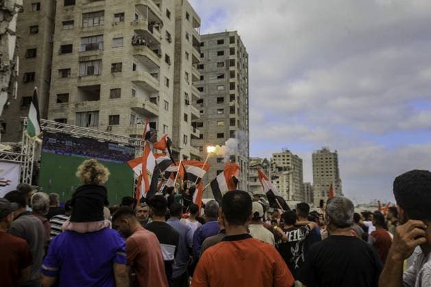 RECORD DATE NOT STATED Palestinians watch the Iran-Egypt match on giant screens set up amid the rubble Palestinians holding flags gather to watch the 2026 FIFA World Cup First Stage Group G match between Egypt and Iran on a giant screen set up among the rubble of destroyed buildings despite Israel s ongoing attacks in Gaza City. Credit: Hashem Zimmo TheNews2(Foto: Hashem Zimmo Thenews2 imago images) Palestinians watch the Iran-Egypt match on giant screens set up amid the rubble  Copyright: xHashemxZimmox