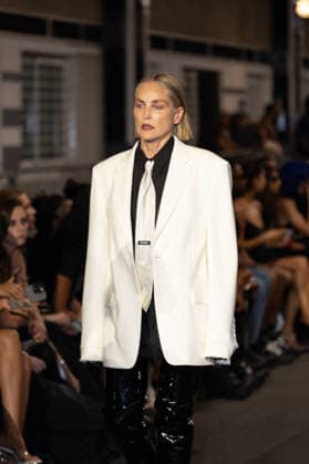 Sharon Stone walks the runway for the Men s Ready-to-Wear Spring Summer 2027 collection during Paris Fashion Week (PFW) on June 26, 2026. Florian Lavielle, Bestimage. Sharon Stone walks the runway for the Men s Ready-to-Wear Spring Summer 2027 collection during Paris Fashion Week (PFW) on June 26, 2026, in Paris, France  Copyright: xFlorianxLaviellex xBestimagexFlorianxLaviellex xBestimagex