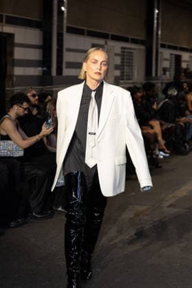 Sharon Stone walks the runway for the Men s Ready-to-Wear Spring Summer 2027 collection during Paris Fashion Week (PFW) on June 26, 2026. Florian Lavielle, Bestimage. Sharon Stone walks the runway for the Men s Ready-to-Wear Spring Summer 2027 collection during Paris Fashion Week (PFW) on June 26, 2026, in Paris, France  Copyright: xFlorianxLaviellex xBestimagexFlorianxLaviellex xBestimagex