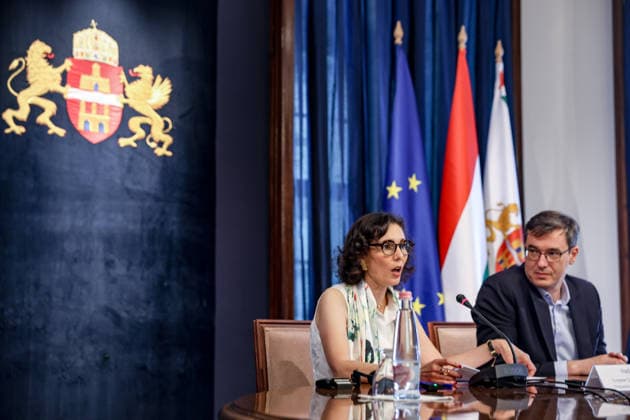 News Bilder des Tages June 27, 2026, Brussels, Belgium, European Union: GERGELY KARACSONY, Mayor of Budapest, listens to HADJA LAHBIB, European Commissioner for Equality, Preparedness and Crisis Management, at Budapest City Hall on Varoshaz utca 9-11, ahead of Budapest Pride, to discuss equality, fundamental rights and the cityÃ¢â‚¬â ¢s preparations for the march. The coat of arms of Budapest: the red-and-gold shield with two lions, topped by the Hungarian Holy Crown is behind them. Brussels European Union  - ZUMAo116 20260627_znp_o116_033 Copyright: xBiancaxOterox
