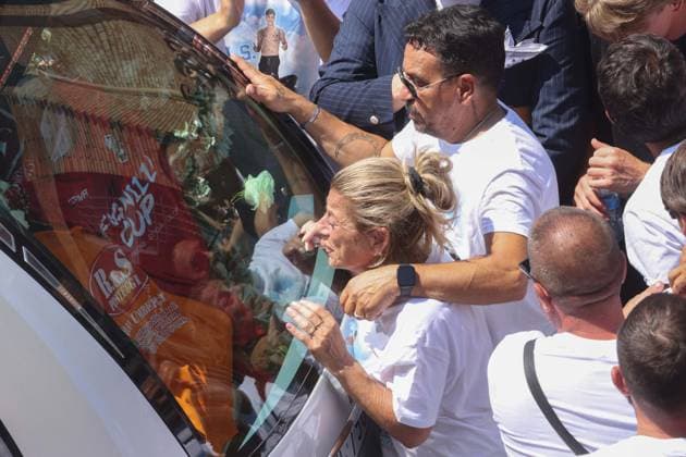 News Bilder des Tages IPA86125405 - Naples: The funeral of Lorenzo Spasiano, the 19-year-old factory worker killed in Miano by a gunshot to the chest. Pictured is Lorenzo Spasiano™s mother.  Copyright: xx xx 86125405