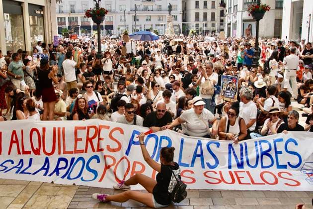 June 27 Housing Protest in Málaga June 27 Housing Protest in Málaga Photo of the June 27 housing protest in Málaga on June 27, 2026, in Málaga, Andalusia, Spain. Associations, neighborhood groups, and political parties demonstrated in Málaga against the housing crisis on Sunday, June 27. Representatives from the Málaga Para Vivir association, the Málaga branch of the PSOE, Adelante Andalucía, Por Andalucía, and Izquierda Unida attended. JUNE 27, 2026, Málaga, Málaga, Spain  Copyright: xÃlexxZeax 7626369