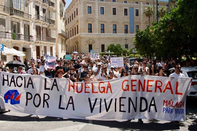 June 27 Housing Protest in Málaga June 27 Housing Protest in Málaga Photo of the June 27 housing protest in Málaga on June 27, 2026, in Málaga, Andalusia, Spain. Associations, neighborhood groups, and political parties demonstrated in Málaga against the housing crisis on Sunday, June 27. Representatives from the Málaga Para Vivir association, the Málaga branch of the PSOE, Adelante Andalucía, Por Andalucía, and Izquierda Unida attended. JUNE 27, 2026, Málaga, Málaga, Spain  Copyright: xÃlexxZeax 7626376