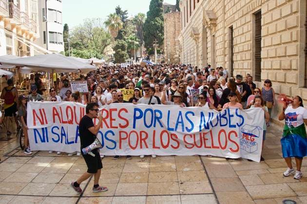 June 27 Housing Protest in Málaga June 27 Housing Protest in Málaga Photo of the June 27 housing protest in Málaga on June 27, 2026, in Málaga, Andalusia, Spain. Associations, neighborhood groups, and political parties demonstrated in Málaga against the housing crisis on Sunday, June 27. Representatives from the Málaga Para Vivir association, the Málaga branch of the PSOE, Adelante Andalucía, Por Andalucía, and Izquierda Unida attended. JUNE 27, 2026, Málaga, Málaga, Spain  Copyright: xÃlexxZeax 7626377