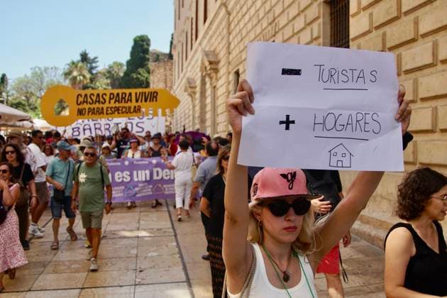 June 27 Housing Protest in Málaga June 27 Housing Protest in Málaga Photo of the June 27 housing protest in Málaga on June 27, 2026, in Málaga, Andalusia, Spain. Associations, neighborhood groups, and political parties demonstrated in Málaga against the housing crisis on Sunday, June 27. Representatives from the Málaga Para Vivir association, the Málaga branch of the PSOE, Adelante Andalucía, Por Andalucía, and Izquierda Unida attended. JUNE 27, 2026, Málaga, Málaga, Spain  Copyright: xÃlexxZeax 7626386