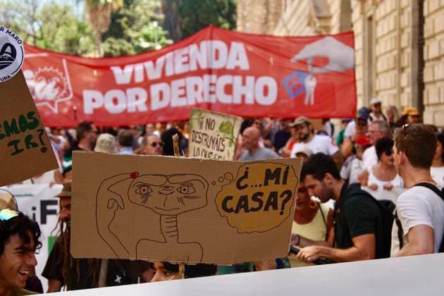 June 27 Housing Protest in Málaga June 27 Housing Protest in Málaga Photo of the June 27 housing protest in Málaga on June 27, 2026, in Málaga, Andalusia, Spain. Associations, neighborhood groups, and political parties demonstrated in Málaga against the housing crisis on Sunday, June 27. Representatives from the Málaga Para Vivir association, the Málaga branch of the PSOE, Adelante Andalucía, Por Andalucía, and Izquierda Unida attended. JUNE 27, 2026, Málaga, Málaga, Spain  Copyright: xÃlexxZeax 7626387