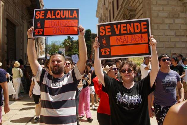 June 27 Housing Protest in Málaga June 27 Housing Protest in Málaga Photo of the June 27 housing protest in Málaga on June 27, 2026, in Málaga, Andalusia, Spain. Associations, neighborhood groups, and political parties demonstrated in Málaga against the housing crisis on Sunday, June 27. Representatives from the Málaga Para Vivir association, the Málaga branch of the PSOE, Adelante Andalucía, Por Andalucía, and Izquierda Unida attended. JUNE 27, 2026, Málaga, Málaga, Spain  Copyright: xÃlexxZeax 7626374