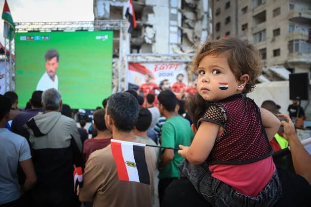 Displaced Gazans Watch Egypt-Iran World Cup Match Amid War Devastation GAZA, PALESTINE JUNE 27: Palestinians watch the FIFA World Cup 2026 match between Egypt and Iran among tents and the widespread destruction caused by the ongoing war in the Gaza Strip on the morning of June 27, 2026. Despite displacement and harsh humanitarian conditions, residents gather to follow the tournament as football offers a brief escape from daily hardships. Gaza Palestine, State of Copyright: x xMohammedxMxSkaikx xJNAxPressx