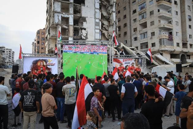 News Bilder des Tages Displaced Gazans Watch Egypt-Iran World Cup Match Amid War Devastation GAZA, PALESTINE JUNE 27: Palestinians watch the FIFA World Cup 2026 match between Egypt and Iran among tents and the widespread destruction caused by the ongoing war in the Gaza Strip on the morning of June 27, 2026. Despite displacement and harsh humanitarian conditions, residents gather to follow the tournament as football offers a brief escape from daily hardships. Gaza Palestine, State of Copyright: x xMohammedxMxSkaikx xJNAxPressx