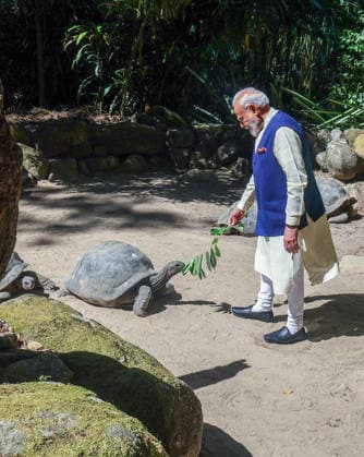 News Bilder des Tages RECORD DATE NOT STATED Prime Minister Narendra Modi feeds Aldabra Giant Tortoise Victoria Seychelles , Jun 27 (ANI): Prime Minister Narendra Modi feeds Aldabra Giant Tortoise, the longest-living species native to Seychelles, at the Giant Tortoise Enclosure at the Seychelles National Botanical Garden, in Victoria on Saturday. (@narendramodi X ANI Photo) Victoria Seychelles Copyright: xANIx ANI_20260627261