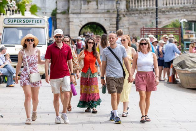 June 27, 2026, London, UK: London, UK. Walkers enjoy the sunshine on a busy Richmond Riverside south west London today as weather forecasters announce the end of the June record braking heatwave. The Met Office have issued another extreme heat weather warning for London and the South East today as temperatures are set to hit to over 31c. However, cooler weather is forecast tomorrow. London UK  - ZUMAl94_ 20260627_zaf_l94_012 Copyright: xAlexxLentatix