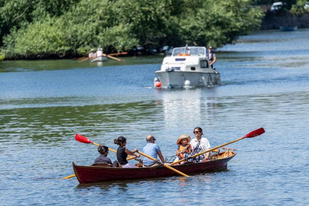 June 27, 2026, London, UK: London, UK. Rowers on the Thames enjoy the sunshine on a busy Richmond Riverside south west London today as weather forecasters announce the end of the June record braking heatwave. The Met Office have issued further heat weather warning for London and the South East today as temperatures are set to hit to over 31c. However, cooler weather is forecast tomorrow. London UK  - ZUMAl94_ 20260627_zaf_l94_018 Copyright: xAlexxLentatix