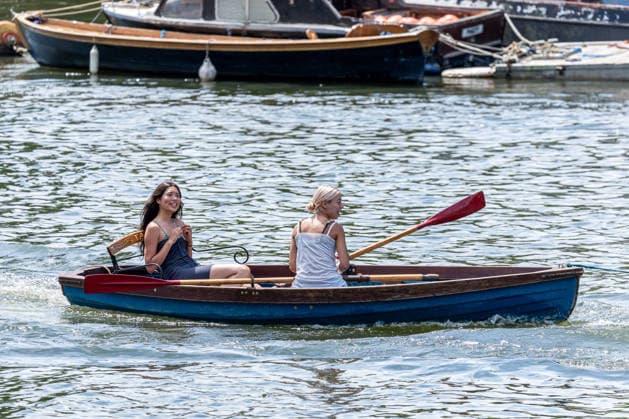 June 27, 2026, London, UK: London, UK. Rowers on the Thames enjoy the sunshine on a busy Richmond Riverside south west London today as weather forecasters announce the end of the June record braking heatwave. The Met Office have issued further heat weather warning for London and the South East today as temperatures are set to hit to over 31c. However, cooler weather is forecast tomorrow. London UK  - ZUMAl94_ 20260627_zaf_l94_023 Copyright: xAlexxLentatix