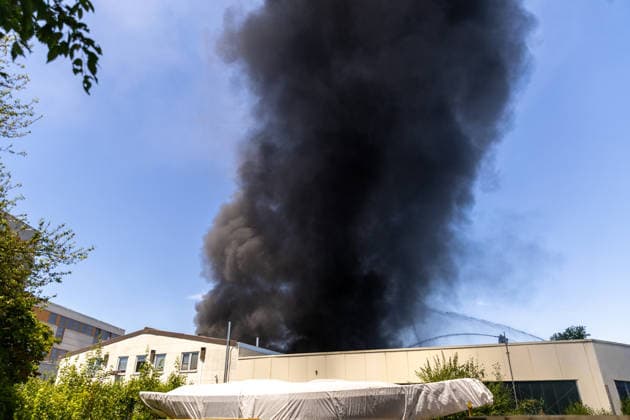 Reutlingen Themenbilder: Brand bei der Firma Haerter, Ernst Abbe Strasse, Reutlingen - Betzingen, 27.06.2026, Themenbilder: Brand bei der Firma Haerter, Ernst Abbe Strasse, Reutlingen - Betzingen, 27.06.2026, *** Reutlingen: Photos of the fire at the Haerter company, Ernst Abbe Street, Reutlingen-Betzingen, June 27, 2026, Photos of the fire at the Haerter company, Ernst Abbe Street, Reutlingen-Betzingen, June 27, 2026, Copyright: xEibner-Pressefoto DimitrixDrofitx EP_ddh
